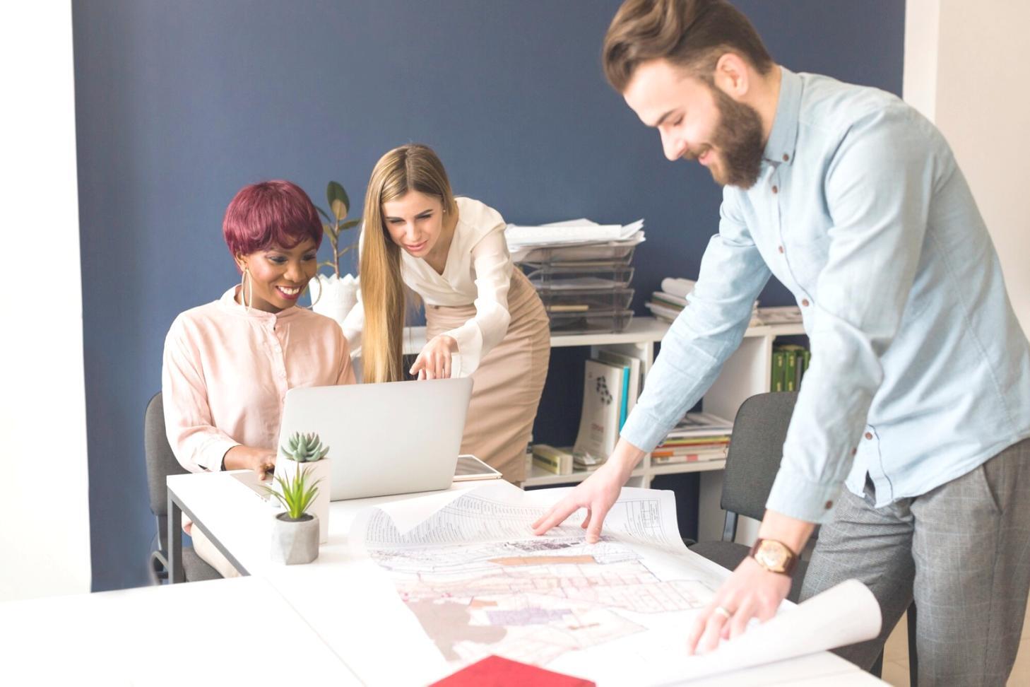 Antreprenori discutând strategii financiare creative într-un mediu colaborativ