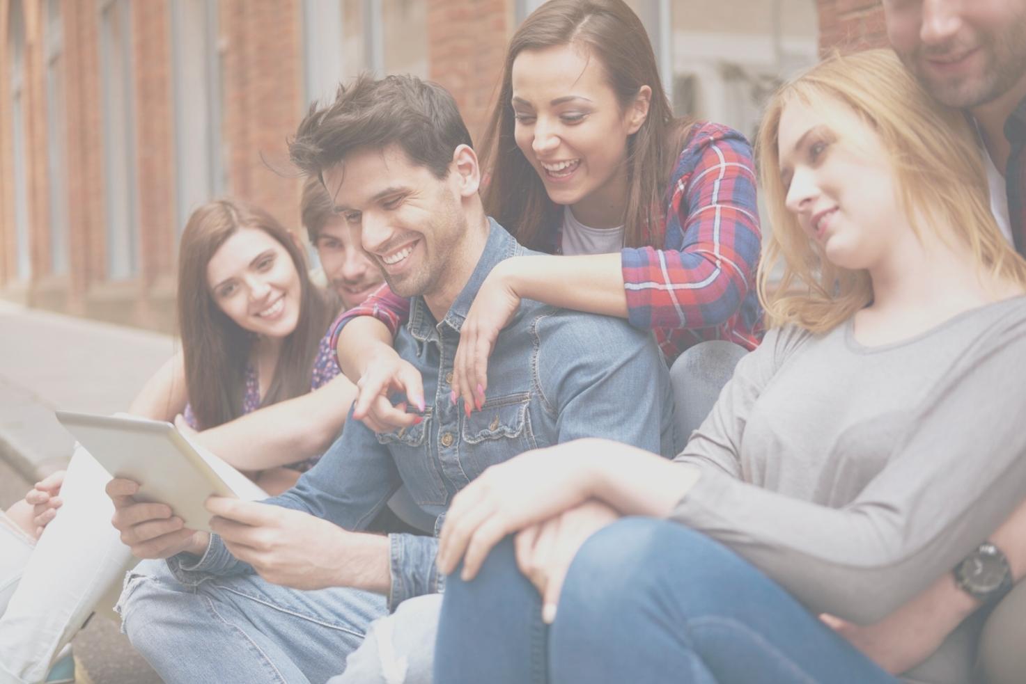 Sesiune de colaborare cu antreprenori dezvoltând strategii financiare