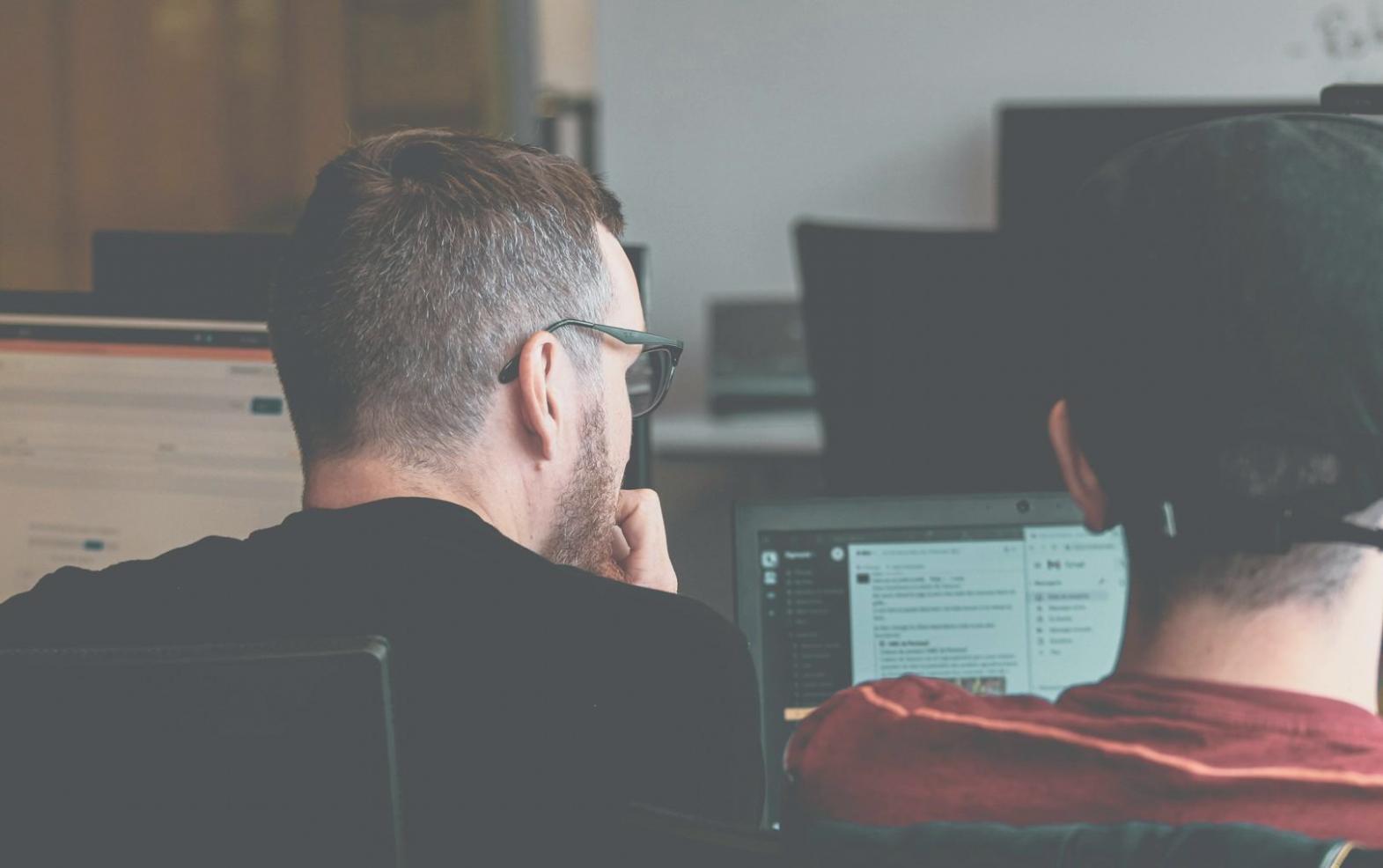 Echipă de antreprenori dezvoltând planuri financiare strategice